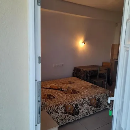 Leopard Aparthotel *